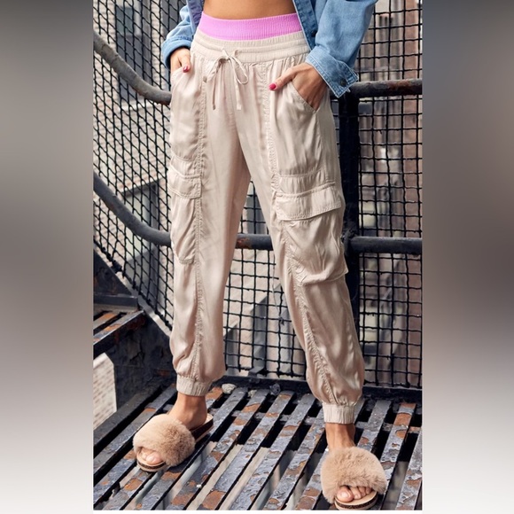 aerie satin cargo joggers in nude/ blush color size M - Picture 1 of 15